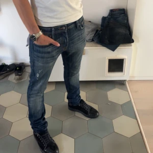 Jack and Jones -  Säljer ett par riktigt feta jeans från Jack and Jones med slitningar. Skriv om du har några frågor eller funderingar!!!