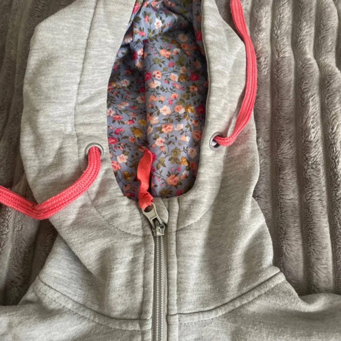 Ljusgrå hoodie från Jackson  - 1