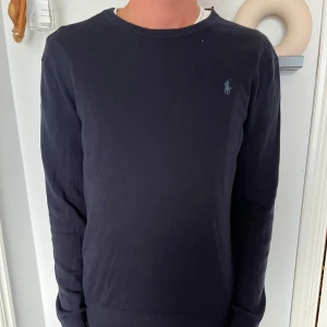 Ralph Lauren tröja - Säljer min stickade tröja från Ralph lauren! Bra skick men inga defekter! Skriv privat vid funderingar