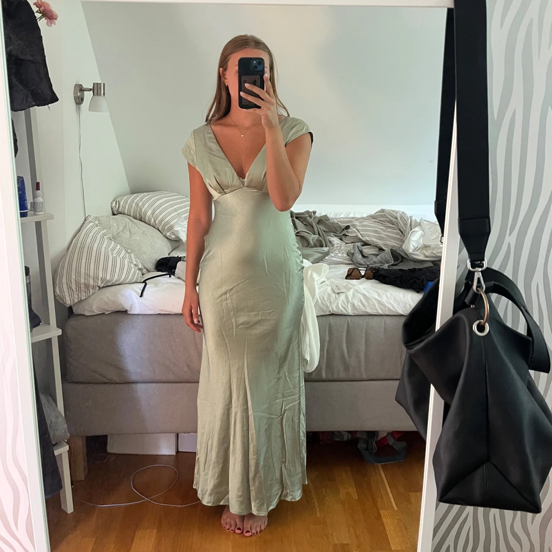 Ljusgrön långklänning med v-ringning och öppen rygg