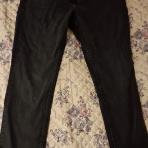 Svarta slim fit jeans från H&M - Svarta jeans från H&M i slim fit-modell. Klassisk femficksdesign och raka ben. Perfekta för dig som gillar en smalare passform och stilren look.