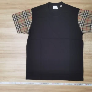 Svart t-shirt med rutiga ärmar  - ‼️‼️‼️Snap- fashion24sju‼️alla strl