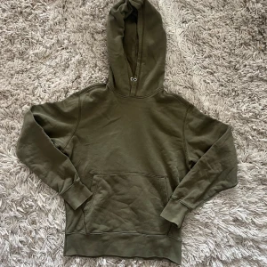 Hoodie i Khaki - Hoodie från Arket i storlek S. Bud accepteras 😊