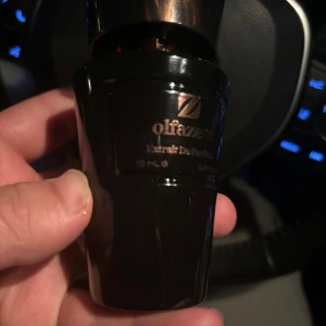 Chanel Bleu (original) - Säljer en exklusiv parfym från Olfactive Studio, Extrait De Parfum. Flaskan är svart med en elegant och modern design, 50 ml. Perfekt för dig som gillar unika och lyxiga dofter.