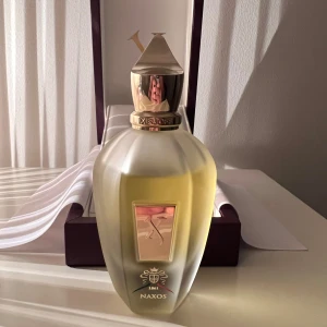 Xerjoff Naxos 100ml - Välkända och omtyckta Naxos från märket Xerjoff. Storleken är 100ml men det är lite mer än 90ml kvar i flaskan. Parfymen kommer med samtliga boxar och jag har kvitto. Hör av er vid intresse eller frågor.