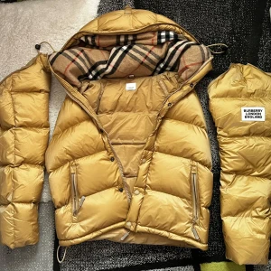 Burberry jacka i beige/khaki  färg - Använts par gånger, säljer den för att den är för stor för mig och passar inte riktigt min stil. Inga skador på jackan, utmärkt skick med lite smuts på baksidan som kan tas bort i tvättmaskinen  om köparen vill.