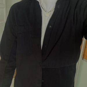 Overshirt från Folk - Måste tyvärr sälja min favoritskjorta då den är för liten. Väldigt sparsamt använd då den var liten redan när jag köpte den… fanns inte i rätt storlek men jag kunde inte hålla mig. Riktigt snygg overshirt från Folk, köpt på END i London. Skjortan är i flera paneler av lite olika material så den får snygg textur och liv även fast den är enfärgad. Storlek 3 vilket motsvarar en stor S eller vanlig/lite mindre M. Nypris ca 1500. 