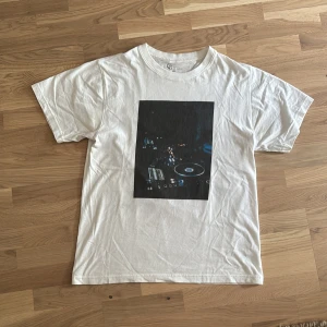 House music tisha från gardegeisch - Vit t-shirt från Garde Grisch med tryck av DJ-bord på framsidan och texten 'Not everyone understands house music' på baksidan. Den passar dig som är ca 165-170cm! Använd några antal gånger, nästan helt ny!                                   Bara och höra av er för frågor och funderingar✌🏼Tveka inte MVH (REWEARCLOSET)💯