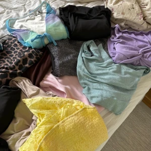 Paket pris klänningar  - Säljer 16 jätte finna klänningar pga flytt!  St xs-s vissa är i ny skick med lappen kvar, vissa är bara använda typ 1-2 gånger 