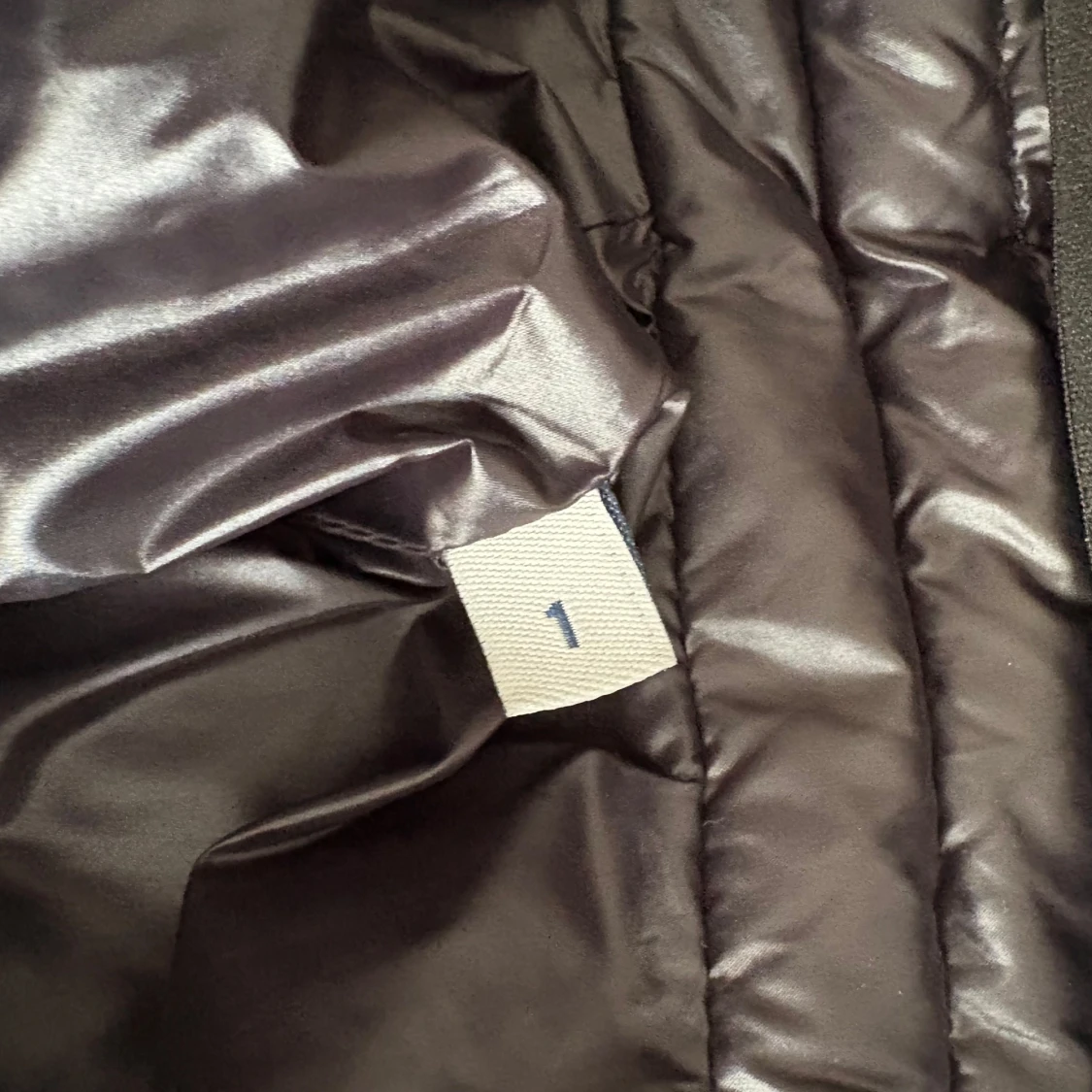 Svart dunväst från Moncler med huva - 2