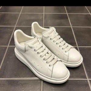 Alexander mcqueen - Hej! Säljer mina Alexander McQueens för att jag lyckas aldrig använda dem längre och känner de är bättre i andras händer.   Skicket på dem är bra förutom att lädret har fått lite stryk men annars har sulan knappt tecken på slitage. I skon likaså, inget slitage i hälen etc. Med skorna tillkommer lådan, skopåse, kuvertet, extra snören och även påsen som skolådan ligger i. Nypris ligger på 5700kr och jag säljer dem för 2.5k  just för skavankerna.   Hör av dig för fler frågor etc🤩 
