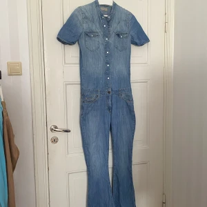 Jeans jumpsuit från Hunkydory - Garderobsrensning pågår! 👗 Shoppa loss bland en massa fina plagg, allt blandat från Y2K, vintagekläder, jeans, kjolar, klänningar, jackor, toppar och assessorer.  Kika in på min sida, så kanske du hittar något mer du gillar!  Har du frågor om ett plagg? Tveka inte att höra av dig!  (OBS: Kan tyvärr inte ta bilder med plaggen på.)  S-M i storleken