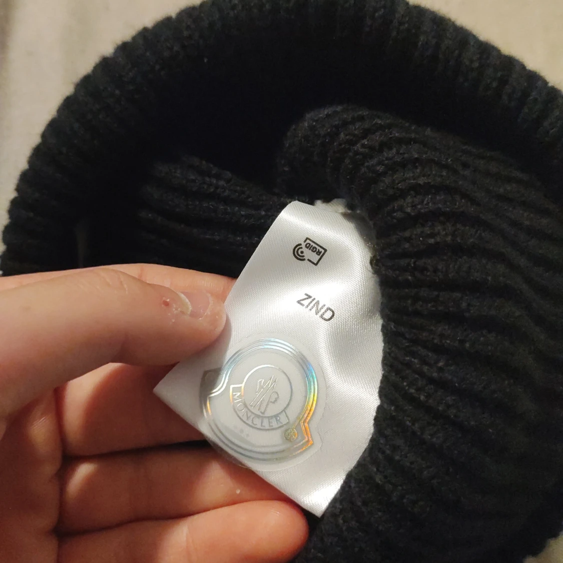 Svart ribbstickad mössa  - 3