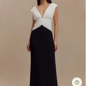 Svartvit långklänning med djup v-ringning - Snygg långklänning i svart och vitt med djup v-ringning fram och bak. Från meshki oanvänd med prislapp. Säljer pga jag valde en annan klänning!🥰