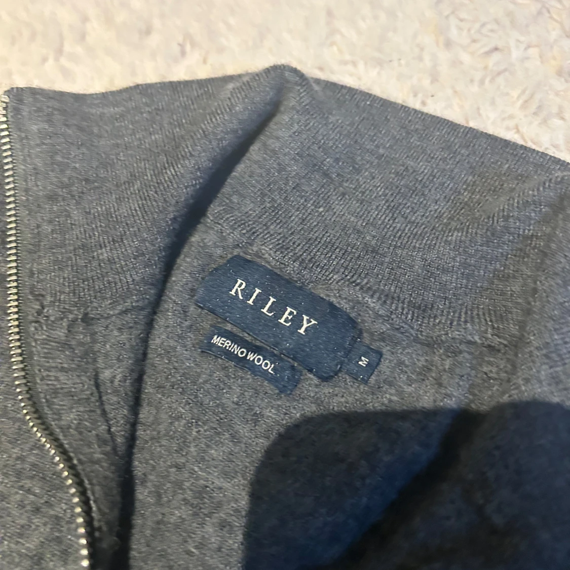 Grå merinoulltröja med half zip från Riley - 1