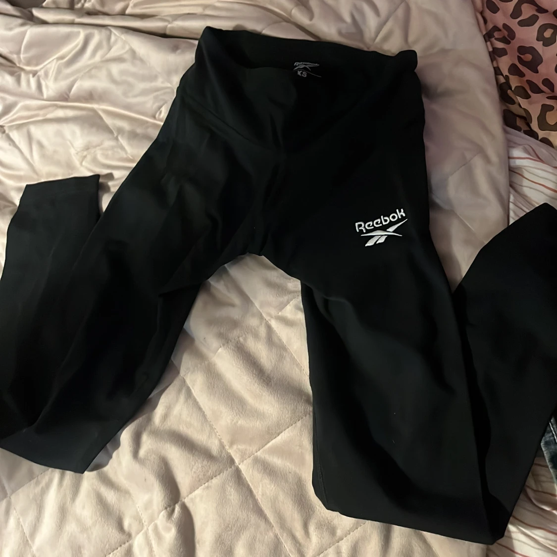 Svarta leggings från Reebok XS