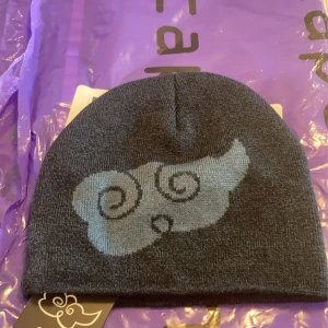 Capeesh keps - Capeesh keps i bra skick, köptes i Stockholms pop up butik för 450kr, passar alla.