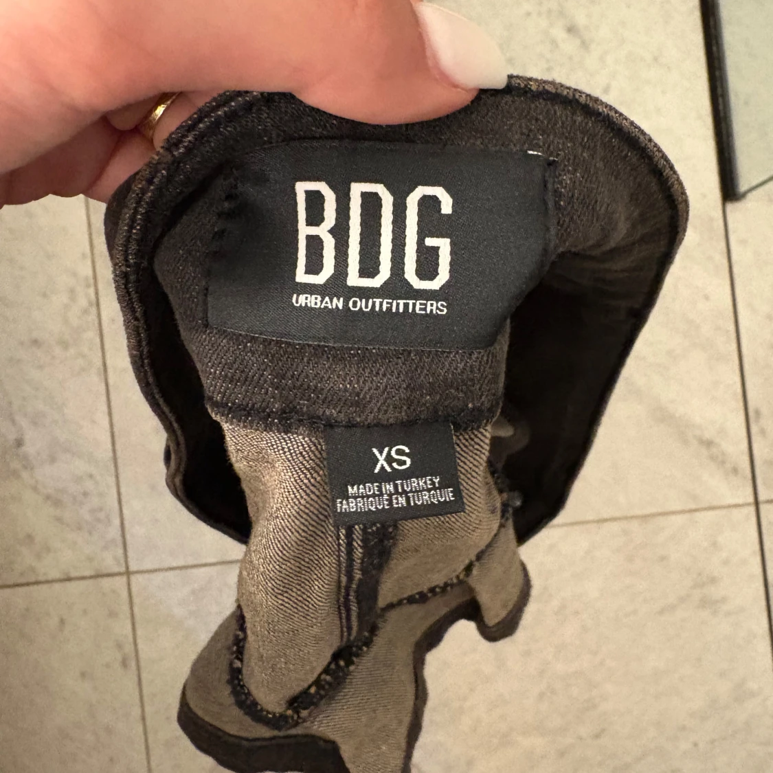 Svart jeanskjol med hjärtfickor - 4