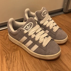 Adidas campus grå - Säljer mina adidas campus, användt dom 2 gånger. Storlek 38,5 