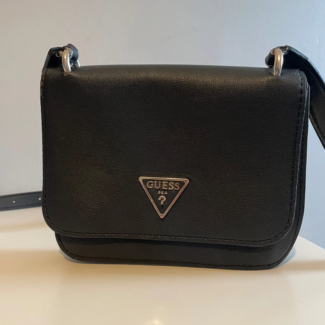 Svart axelväska från Guess i skinn
