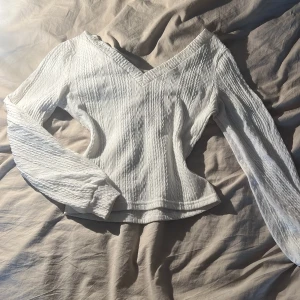 Vit stickad v-ringad tröja Shein XS💗 - Vit stickad tröja från Shein i storlek XS.💗Tröjan har v-ringning, långärmade ärmar och ett snyggt kabelstickat mönster☀️.               Materialet är mjukt och stretchigt med inslag av elastan för extra komfort💖. Perfekt för dig som gillar en clean och fräsch look.💖