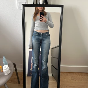 lågmidjade jeans - jättefina lågmidjade jeans från only! vintage<33 innerbenslängden är 76cm och midjemåttet är 37cm! är öppen för byten:)