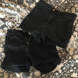 Svarta jeansshorts från H&M, stl 152 - Två par svarta jeansshorts från H&M. Båda har uppvikta benslut, dragkedja och knapp framtill. Snygg, enkel design som passar till det mesta. Man får båda två om man köper. 