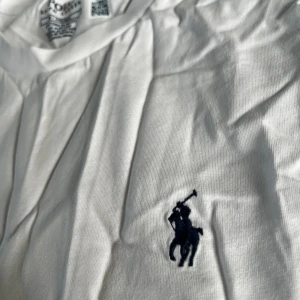 Ralph lauren T-shirt - Vit Ralph lauren t shirt. Helt oanvänd endast testad. Har bara legat och skräpat i min garderob senaste året men skickat är fortfarande lika bra som när den var ny köpt! Pris kan diskuteras