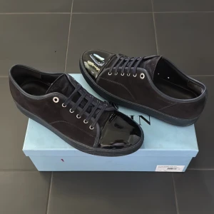 Lanvin Skor | 45 - Lanvin Dbb1 Sneakers | Grymt skick! | Svart/Navy CW | Storlek 10 vilket motsvarar ~45 | Original dustbag ingår | INGA BYTEN | Fraktar spårbart eller möts upp i Täby