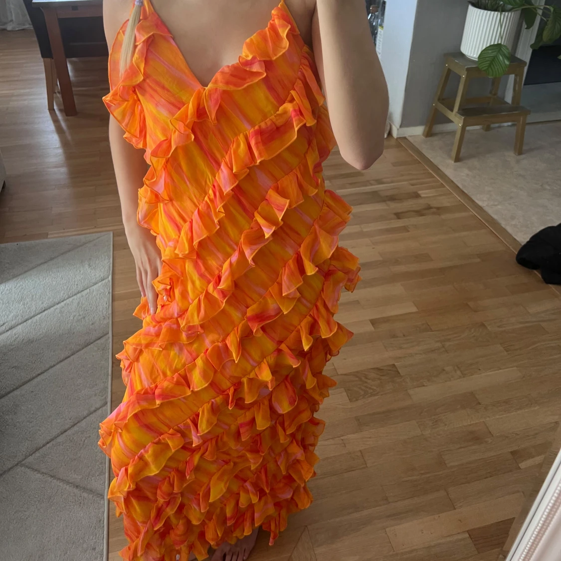 Färgglad långklänning med volanger - 2