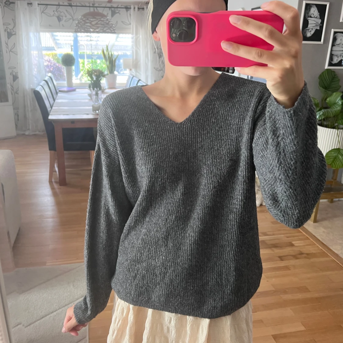 Grå stickad v-ringad tröja