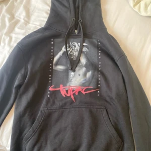 Tupac Hoodie - Jätteskön 2pac Hoodie, typ fleece liknande material på insidan så varm och skön är den! 😍 oanvänd, finns inte på hemsidan längre så antar att den inte säljs längre.