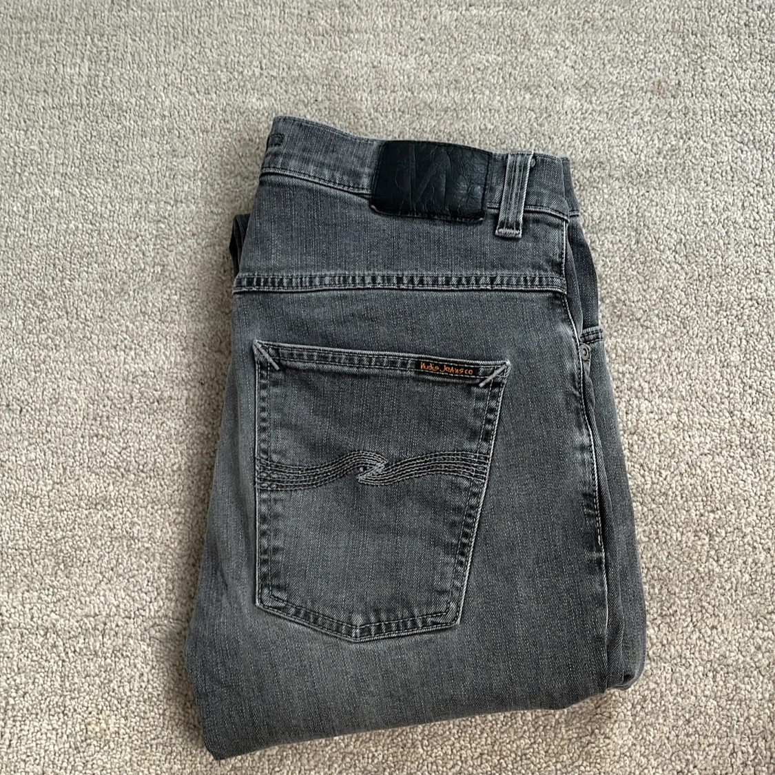 Grå Nudie Jeans