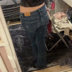 Blå bootcut jeans - Säljer ett par klassiska blå jeans med bootcut passform och låg midja. Jeansen har fem fickor och stängs med knapp och dragkedja. Perfekta för dig som gillar en tidlös denimlook. Pris kan diskuteras! Använda 2-5 gånger max!!💓