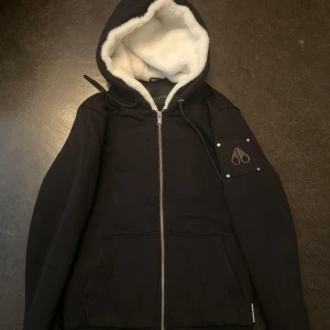 Moose Knuckles Hoodie - Moose Knuckles hoodie med avtagbar päls. Fungerar även som jacka. Nypris 4500kr.