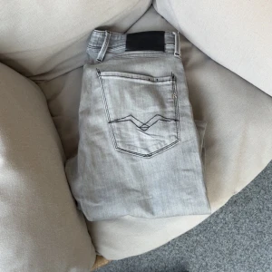 Replay jeans - Säljer ett par ljusgrå Replay jeans i modellen RIK slim fit || Storlek 31/32 || Skick 9/10 || Skriv om ni har några funderingar 