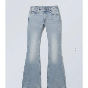 Ljusblå bootcut jeans - Snygga ljusblå jeans med bootcut passform och låg midja. De är i jättebra skick och storlek 26/34. 
