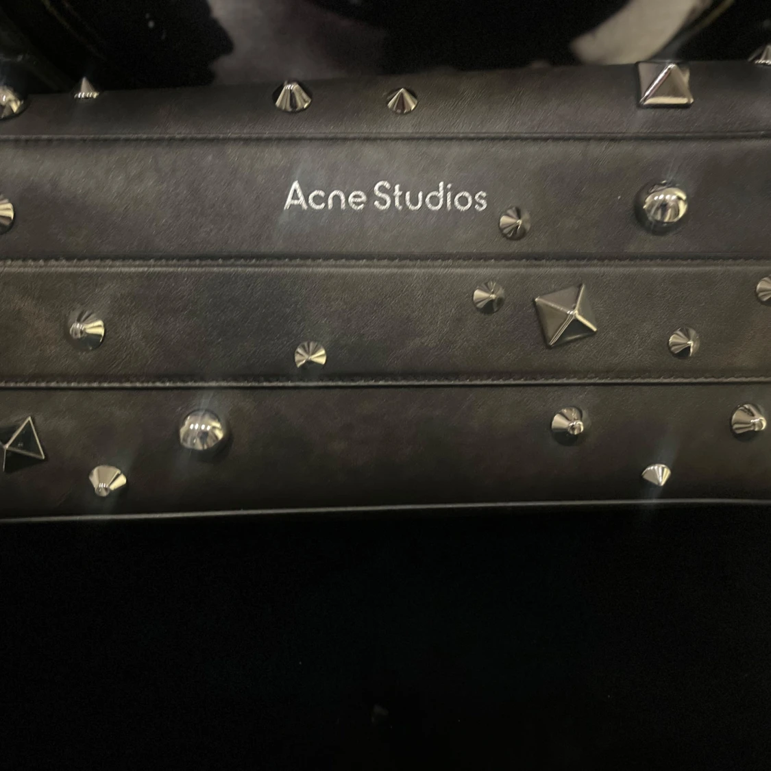 Svart handväska med nitar från Acne Studios - 1