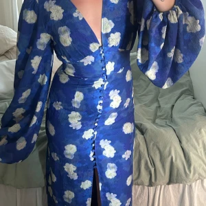 Positano klänning - Klänning positano från adoore! Aldrig använd endast testad med lapp kvar! En knapp längst ner har dock lyckats trilla av men har en ny man kan sy på 💙 Sitter som en 38