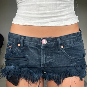 Jeansshorts - Midjemått: 39cm rakt över 💕