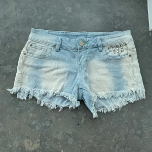 Lågmidjade jeans shorts  - Väldigt snygga shorts som tyvärr inte passar mig och har därför ingen bild på! Midjemått tvärsöver: 39-40cm Midjehöjd: 17cm💕