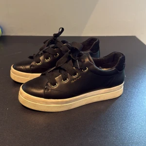 Gant Avona Sneakers - Hej! Säljer ett par Gant Avona Sneakers i storlek 39, har haft dem i cirka ett år och men använda kanske 4 gånger. Dem är hela och har inga missfärgningar eller skador. Nypris 1200kr