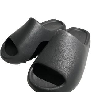 Yeezy Slides Svart - 🎨 Färg: Svart (se bilder för bästa färgåtergivning)  👟 Storlek: EU 38  📝 Helt nya och aldrig använda – dock utan prislapp. Passar dig som brukar ha storlek 38, men kolla gärna Yeezy Slides storleksguide för att vara säker.  📏 Mått (ungefärliga): 	•	Innersula: ca 24 cm  ♻️ Skick: Nyskick – inga märken, repor eller slitage. Kommer utan originalkartong men är i perfekt skick.  🧵 Material: Mjuk EVA-skum för maximal komfort  🛒 Köp nu finns tillgängligt!  Tack!