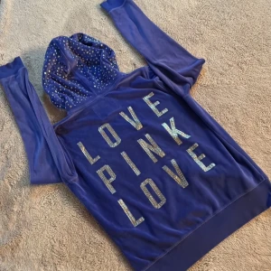 velour hoodie från PINK - Blå hoodie i mjuk velour från PINK med glittrande strasstenar på huvan och texten 'LOVE PINK LOVE' i silver på ryggen. Storlek XS/S💞