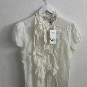 Vit blus - Kräm vit blus från Saint Tropez i storlek L men passar mer som en M💕 Helt ny med lapparna kvar💕
