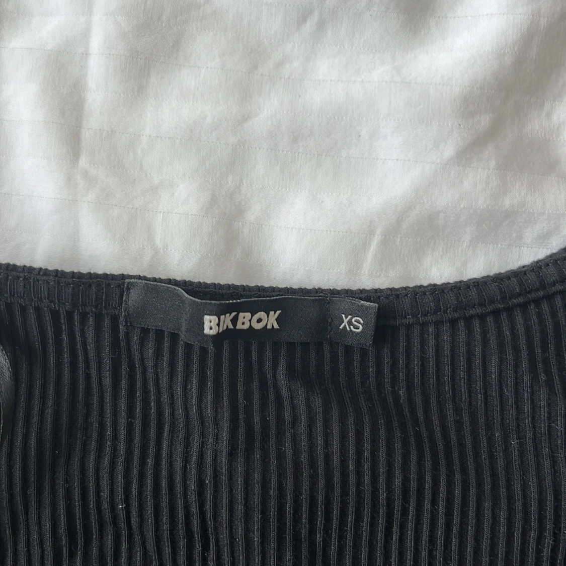 Svart omlottopp från Bik Bok XS - 3