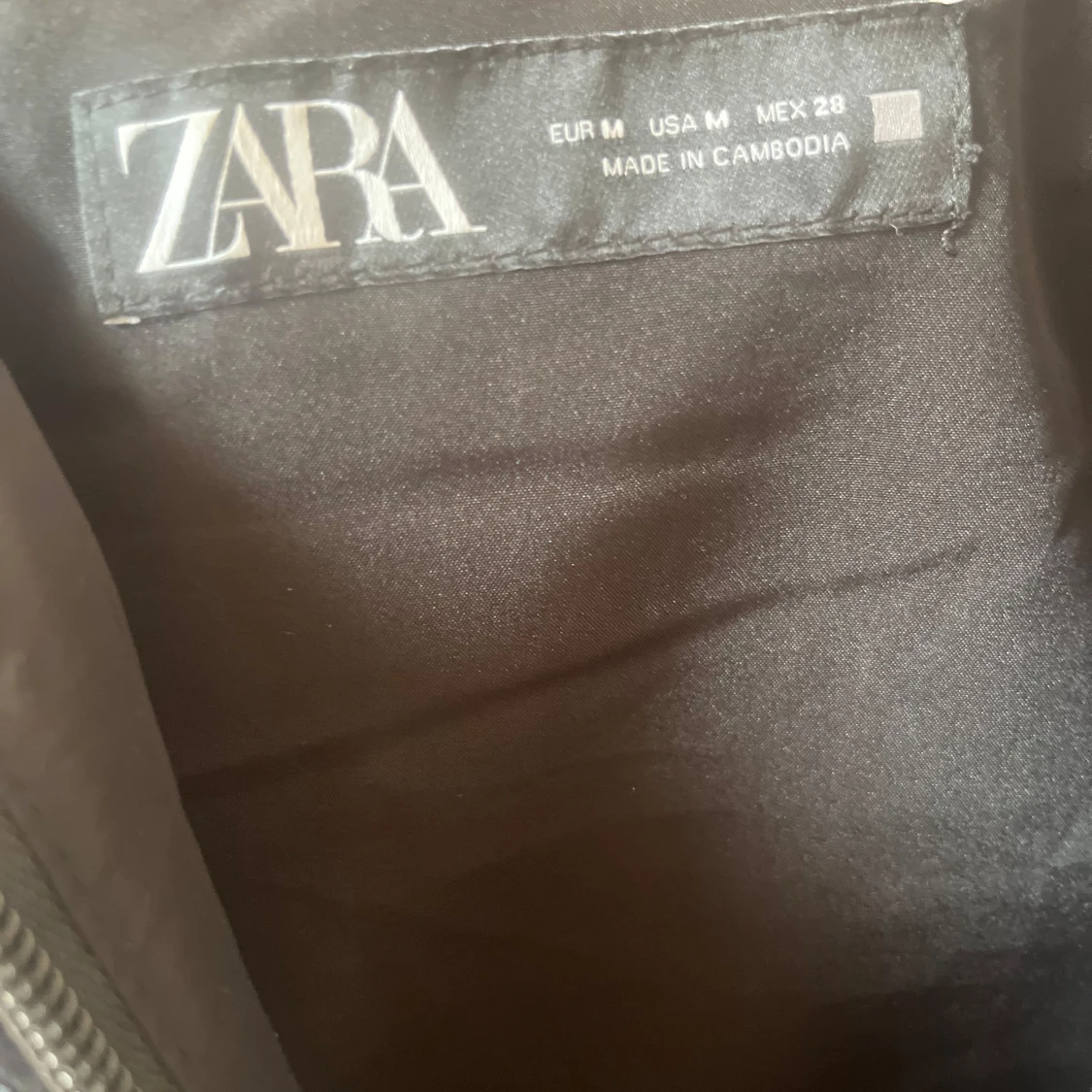 Svart pufferjacka från Zara med huva - 1