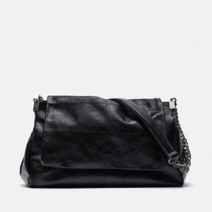 Svart axelväska i skinn med kedja - säljer då den inte kommer till någon användning🥰använd fåtal gånger!