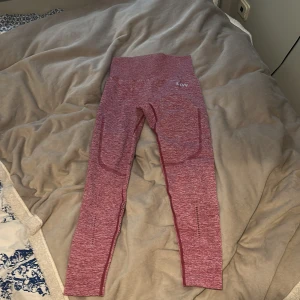 Rosa seamless leggings från ICANIWILL - Knappast använda! Original pris ca 500kr! Säljer ett par rosa seamless leggings från ICANIWILL med hög midja och snygga meshdetaljer på benen. Materialet är en mix av nylon, polyester och elastan som ger en tight och bekväm passform. Perfekta för träning eller chill.