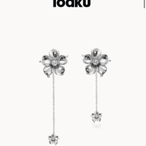 IOAKU silverset med blommor, rostfria - Säljer ett set från IOAKU med halsband, örhängen och ring i silver. De är nästan helt oanvända💗kontakta innan du köper, om du har frågor är det bara att skriva, jag svarar💗pris kan diskuteras!